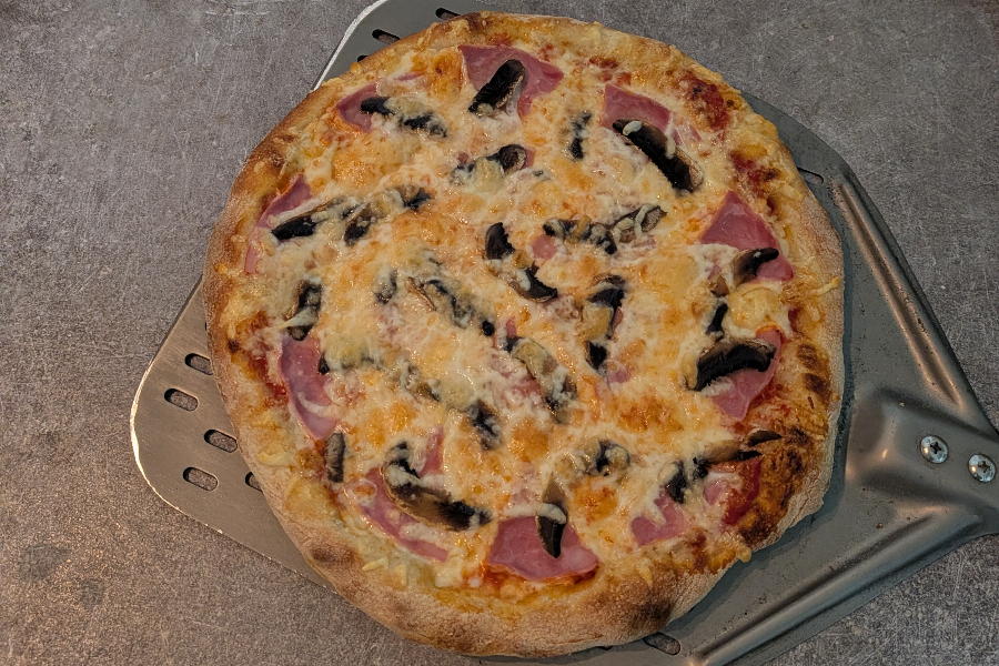 16) Pizza Schinken und Champignons