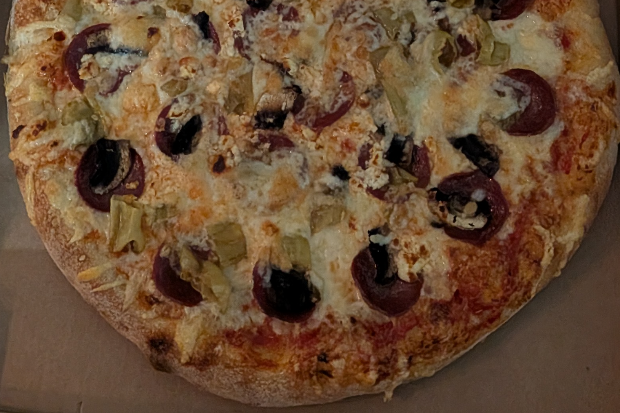 29) Pizza Sucuk, Peperoni, Champignons, Schafskäse