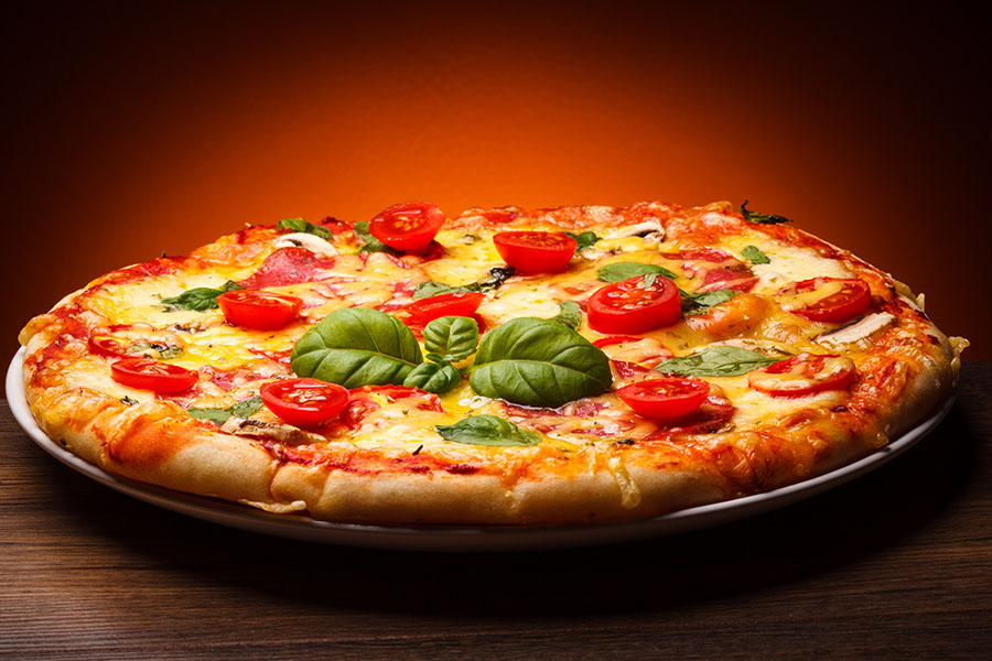 12) Pizza Margherita mit Tomatenscheiben